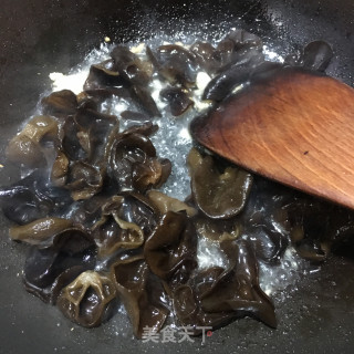 Fried Fungus with Loofah recipe