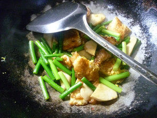 Stir-fried Lotus Leaf Egg with Oyster Mushroom and Garlic Sprouts recipe