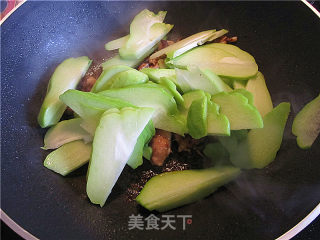 Stir-fried Gassho Melon with Chicken Drumsticks recipe