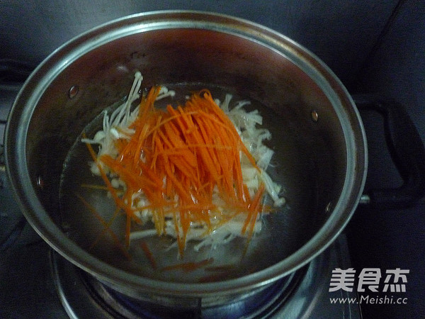 Enoki Mushroom Mixed with Shredded Chicken recipe