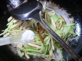 Stir-fried Chayote with Fragrant Dried Pork Belly recipe