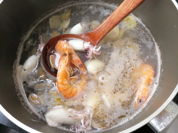 Assorted Seafood Noodles recipe
