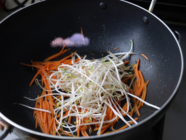 Fried Noodles with Shredded Beef recipe