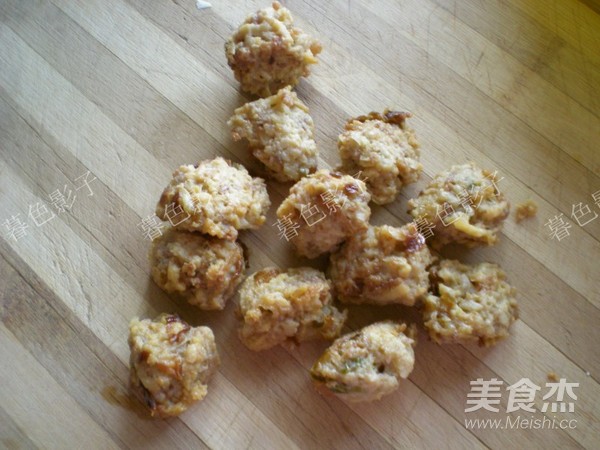 Braised Meatballs with Cabbage and Fungus recipe