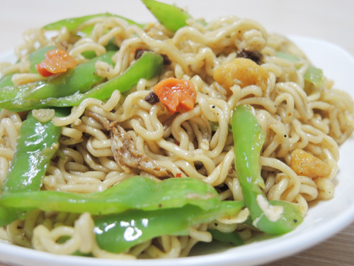 Fried Instant Noodles with Pepper and Egg recipe