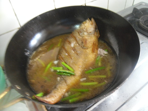 Grilled Yellow Croaker with Garlic Sprouts recipe