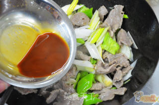 Explain in Detail The Production Details and Taste Characteristics of Scallion Fried Lamb recipe
