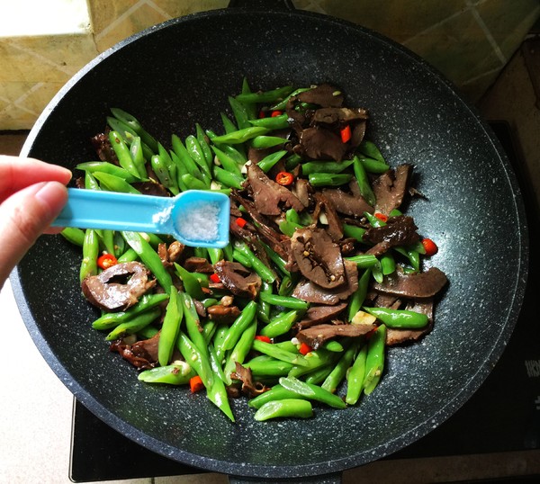 Stir-fried Pork Heart with Green Beans recipe