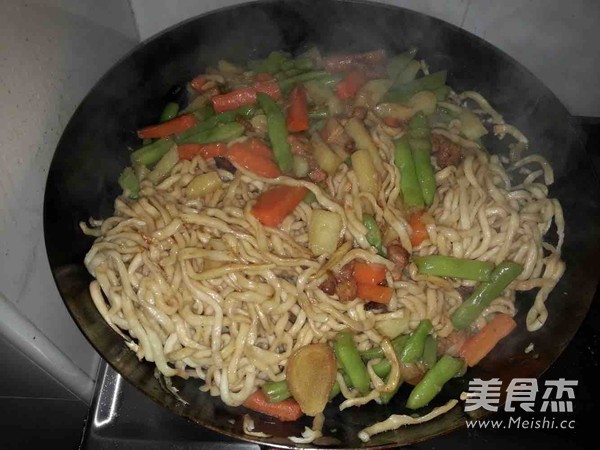 Braised Noodles with Beans and Potatoes recipe