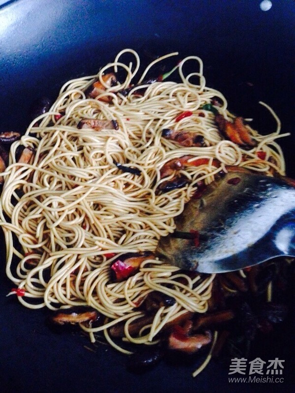 Fried Noodles with Mushrooms in Oyster Sauce recipe