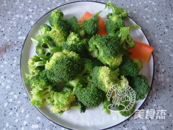 High-value Broccoli Garland Salad recipe