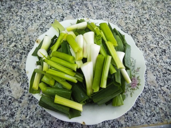 Stir-fried Green Garlic with Shrimp Skins recipe