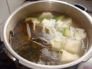 Zucchini Kelp and Spare Ribs Soup recipe