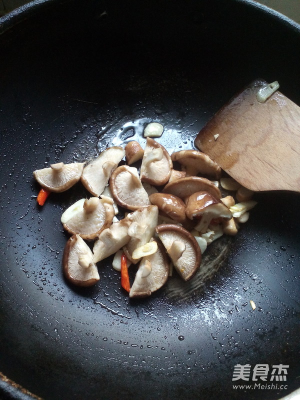 Stir-fried Rape with Mushrooms recipe