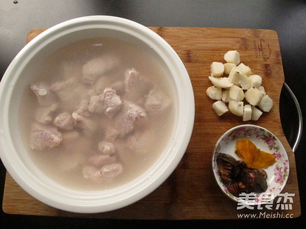 Luo Han Guo and Water Chestnut Lean Meat Soup recipe