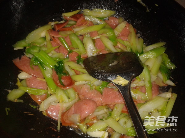 Celery Stir-fried Pork Sausage recipe