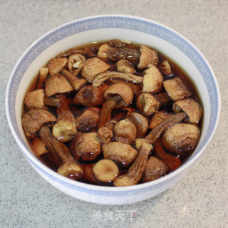 Make A Good Soup for The Family with Heart ----- Stewed Chicken with Matsutake recipe