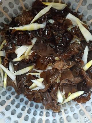 Wild Bamboo Shoots Mixed with Fungus recipe