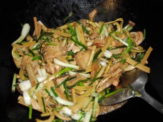 Stir-fried Pork Belly with Bracken Buckwheat Head recipe