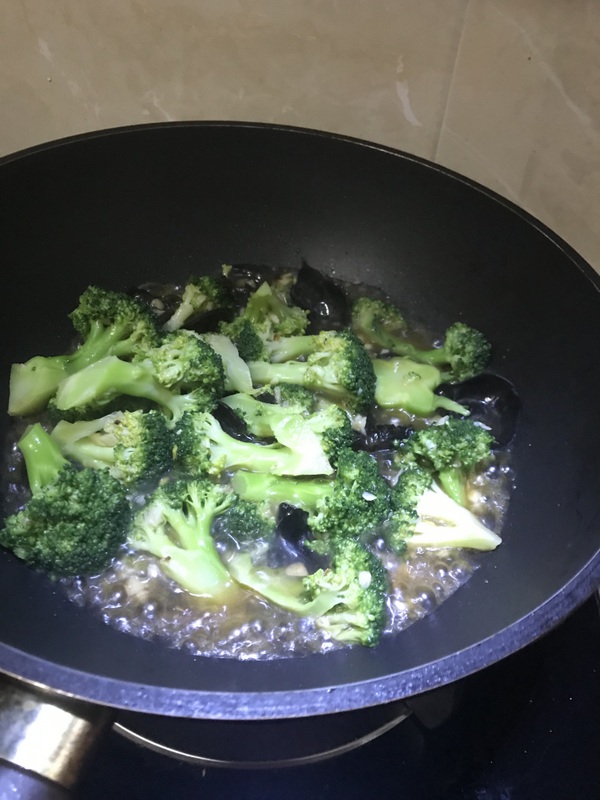 Stir Fried Fungus with Garlic Broccoli recipe