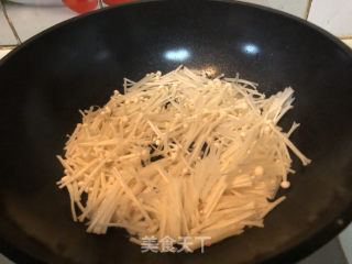 Fried Eggs with Enoki Mushroom recipe