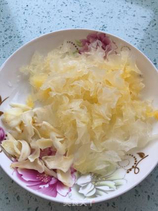 Loquat and Tremella Soup recipe