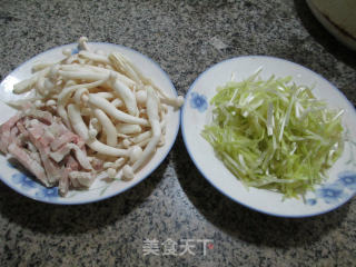 #trust of Beauty# Stir-fried White Jade Mushroom with Pork Belly and Leek Sprouts recipe