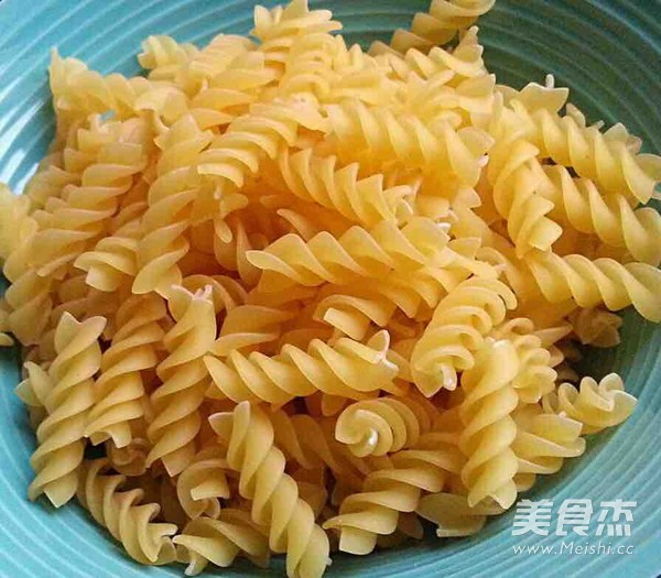 Spiral Pasta with Tomatoes recipe