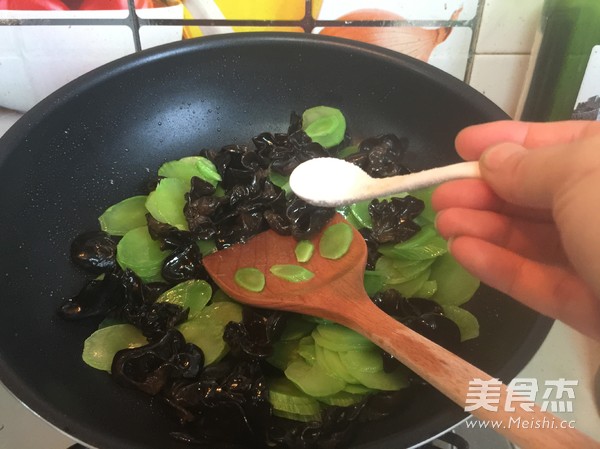 Scrambled Eggs with Black Fungus and Lettuce recipe