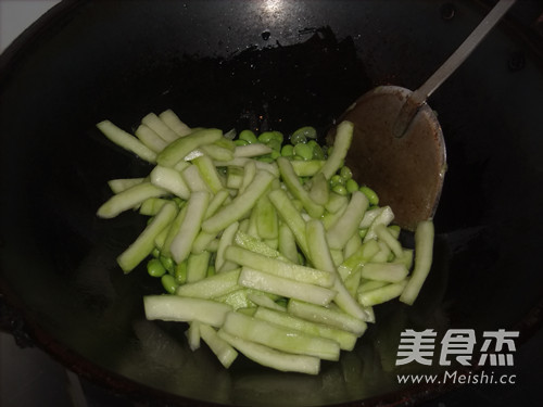 Stir-fried Edamame with Watermelon Peel recipe