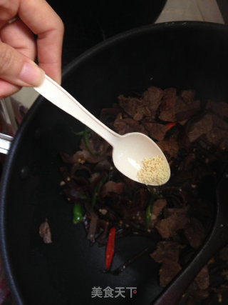 The Perfect Combination of Thinness and Meat---fried Beef with Fungus recipe