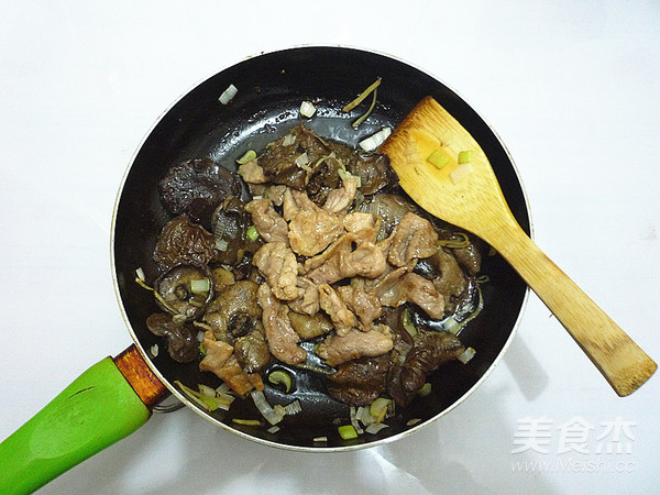 Stir-fried Pork with Pine Mushroom recipe