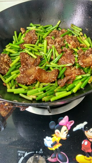 Stir-fried Rice Noodle Pork with Garlic Moss recipe