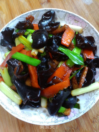 Fried Garlic Sprouts with Fungus recipe