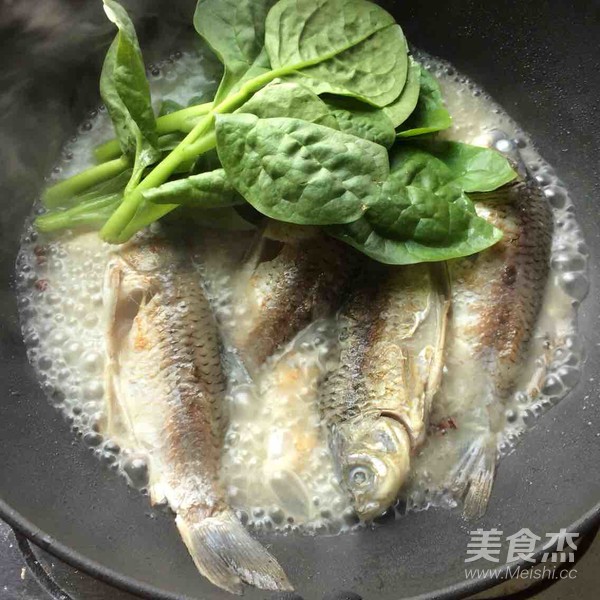 Wild Crucian Carp Soup with Fungus and Vegetables recipe