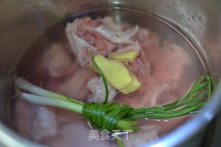 It’s Cold and Stick A Bit of Fat [braised Pork Knuckles] (pressure Cooker Version) recipe