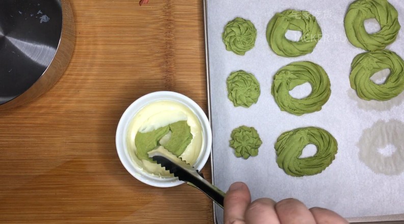 Matcha Christmas Wreath Biscuits, Light Tea Fragrance and Rich Butter recipe