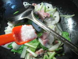 Stir-fried Lotus Root with Bacon and Cabbage recipe