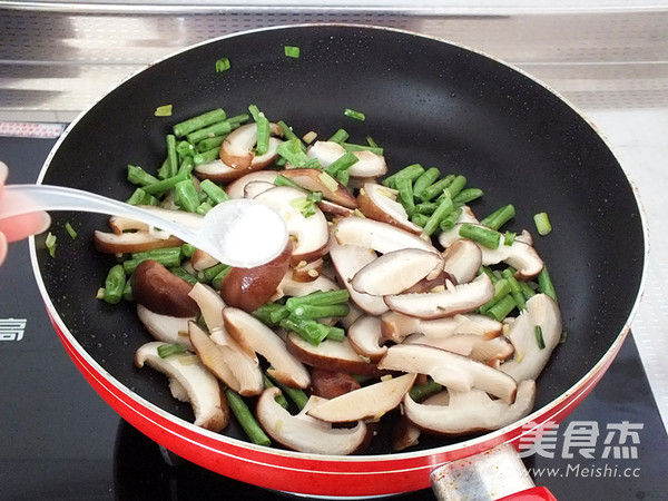 Stir-fried Beans with Mushrooms recipe