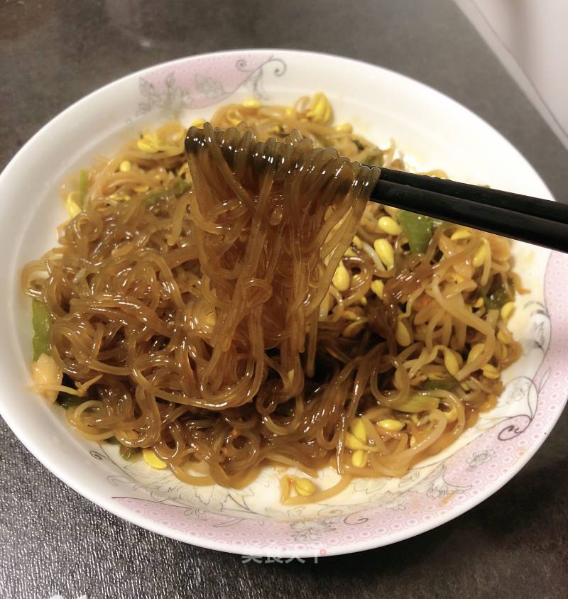 Simple Fried Noodles with Bean Sprouts
