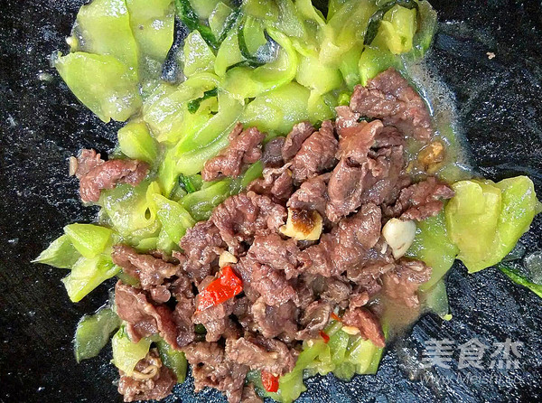 Stir-fried Beef with Lettuce recipe