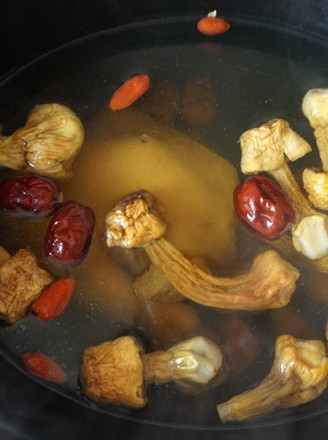 Qingming Matsutake Tender Chicken and Lean Meat Soup recipe
