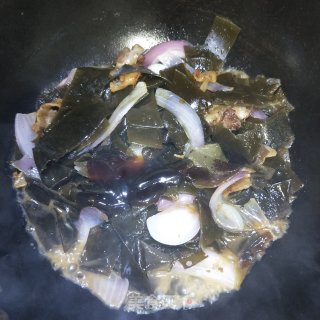 Braised Seaweed with Pork Belly and Onion recipe