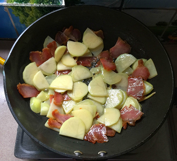 Fried Potato Chips with Bacon recipe