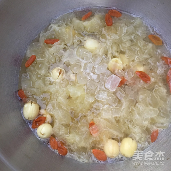 Lotus Seed and Tremella Soup recipe