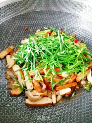 Stir-fried Bean Curd with Leek Moss recipe