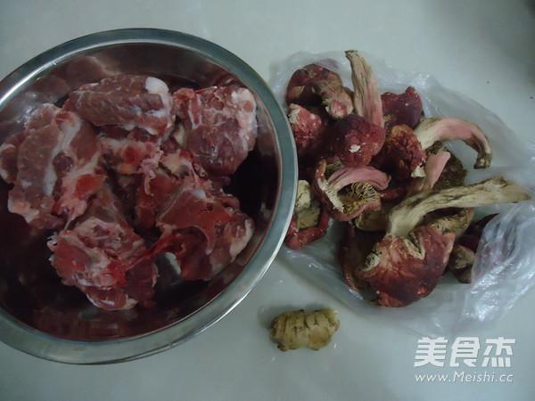 Red Mushroom Pork Bone Soup recipe