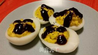 Deviled Eggs with Black Pepper Sauce recipe