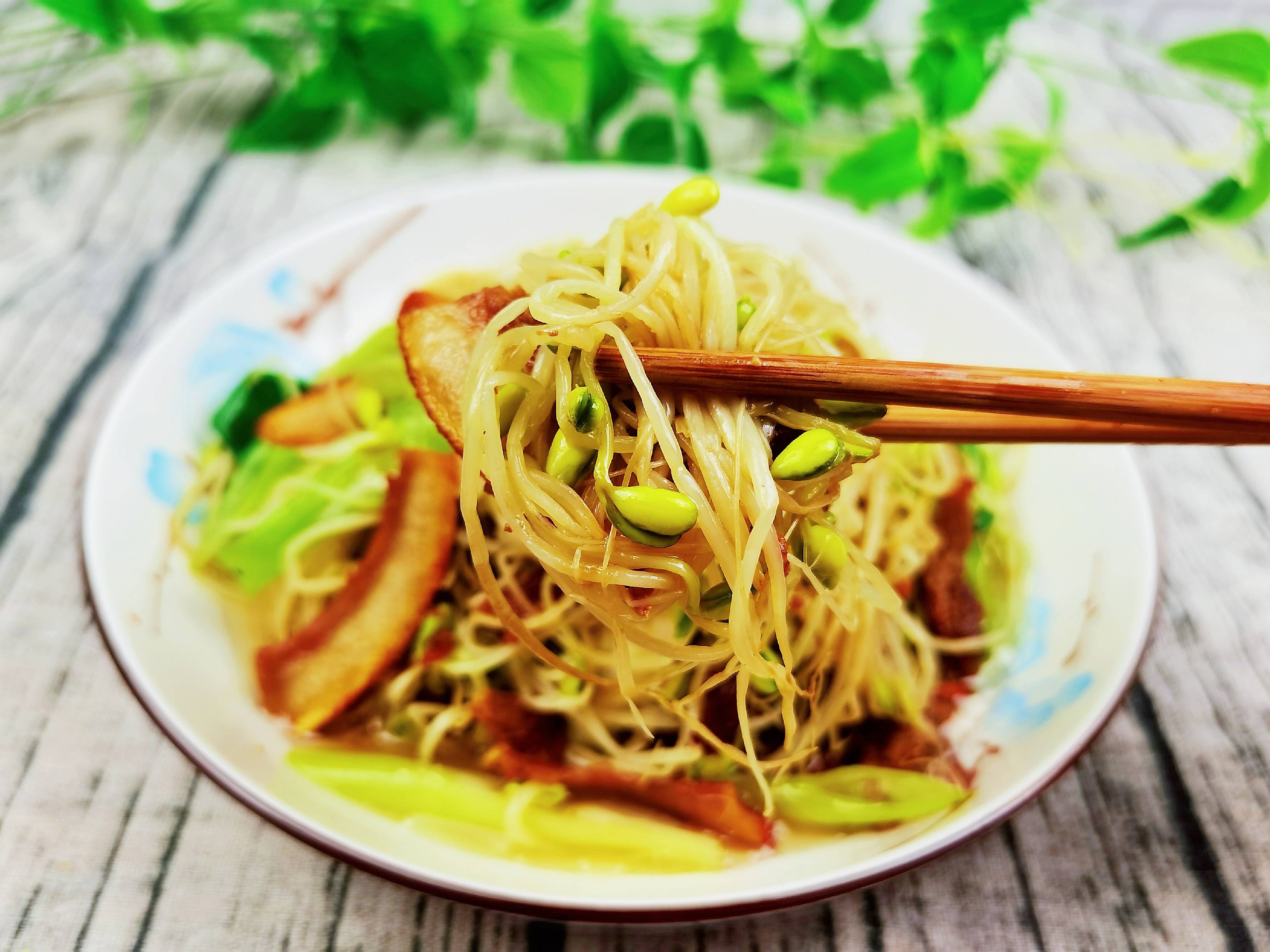 Home-cooked Small Stir-fry with Super Rice-soybean Sprouts Fried in Oily Dregs recipe