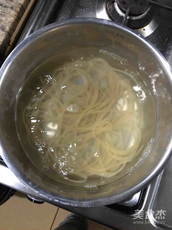 Spaghetti with Tomato Meat Sauce recipe